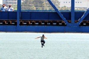 Aşkı i&ccedil;in kendini boşluğa bıraktı