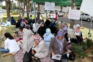 Oturma eylemi yapan ailelerin yakınları da mağdur
