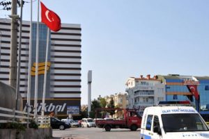 T&uuml;rk bayrağını indirmeye &ccedil;alıştı, vatandaş kovaladı