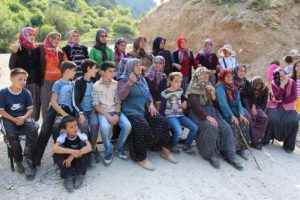 Taş ocağı istemeyen k&ouml;yl&uuml;ler oturmaya devam etti