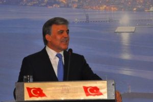 Onuruna verilen yemeğe katıldı