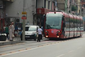 Bursa'da sorumsuz s&uuml;r&uuml;c&uuml;ler tramvay seferlerini aksatıyor