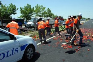Yol karpuz tarlasına d&ouml;nd&uuml;