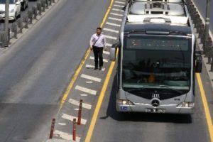 Polisten ka&ccedil;arken metrob&uuml;s&uuml;n altında kaldı