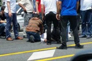 Zabıtadan ka&ccedil;an su satıcısı metrob&uuml;s&uuml;n altında kaldı