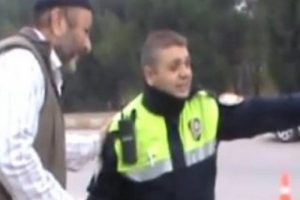Ceza yiyince polisle birlikte kontrol yaptı