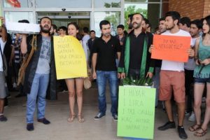 &Uuml;niversitelilerden salatalıklı eylem