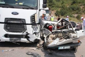 Kadın avukat feci kazada can verdi