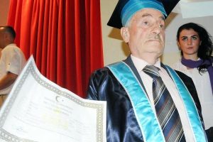 68'lik &ouml;ğrencinin diploma sevinci