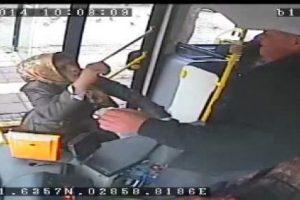 Otob&uuml;s şof&ouml;r&uuml;yle kadın s&uuml;r&uuml;c&uuml; birbirine girdi!