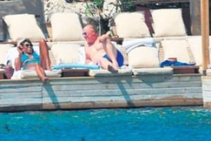 Naomi Campbell'a yastıktan barikat