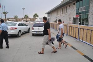 Yolcu gemisine binmek isterken yakalandılar