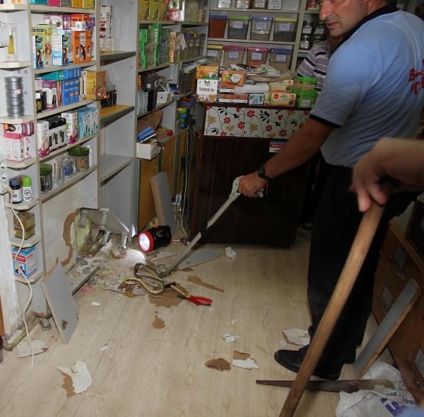 Baharat&ccedil;ı d&uuml;kkanında yılan paniği