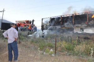 Seyir halindeki TIR'ın dorsesi yandı