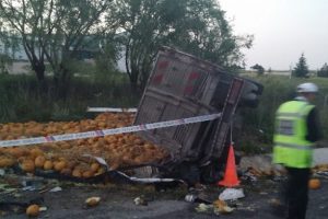 Otob&uuml;s kamyona &ccedil;arptı: 1 &ouml;l&uuml;, 40 yaralı
