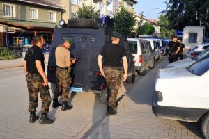Bursa'da zehir tacirlerine şafak baskını