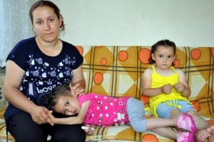 Minik Elif yaşamak i&ccedil;in yardım bekliyor