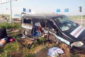 D&uuml;ğ&uuml;n yolunda kaza: 2 &ouml;l&uuml;, 13 yaralı