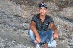 Evine girmeye &ccedil;alışan hırsızı başından vurdu