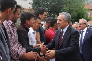 B&uuml;lent Arın&ccedil;'ı karşılayanların zor anları