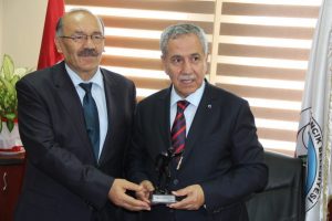 Arın&ccedil;'a Fenerli maden iş&ccedil;isi heykeli