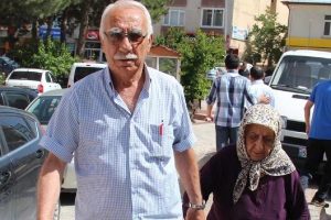 Yaşlı &ccedil;iftin &ccedil;anta dalgınlığı