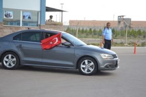 Tahliye kararını duyan cezaevine koştu