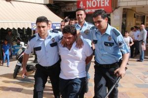 Yan bakma kavgasında 1 g&ouml;zaltı