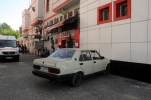 &Ouml;nce yayalara sonra duvara &ccedil;arptı