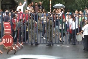 Tahliyelere davul zurnalı kutlama