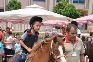 Somalı yetimlere atlı terapi