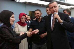 Nişan y&uuml;z&uuml;klerini Erdoğan taktı