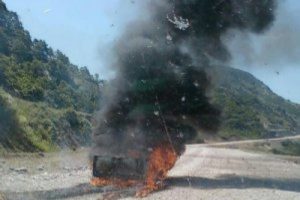 Tunceli'de yol kesen silahlı gruplar araç yaktı 