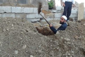 İmam kendi mezarını kazdı