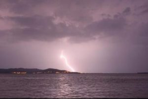 Marmara Adası'na yıldırım d&uuml;şt&uuml;