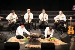 Sahnede &ccedil;iğ k&ouml;fte yoğurdular