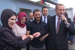 Y&uuml;z&uuml;kleri Erdoğan taktı