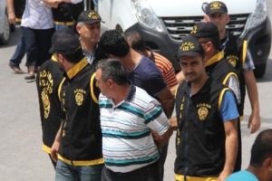 Polisten dolandırıcılara darbe