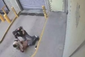 Polis elleri kelep&ccedil;eli mahkumu &ouml;ld&uuml;rd&uuml;