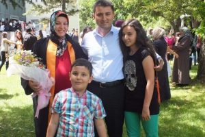 Aile boyu mezuniyet sevinci