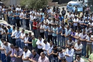 İsrail'in kararı sokaklarda namaz kılınarak protesto edildi