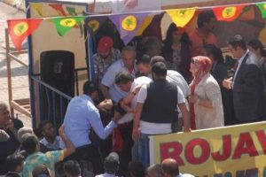 Mitingin kadın sunucusunu elektrik &ccedil;arptı