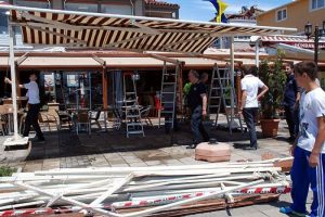Tuzla'da hortum bir&ccedil;ok ev ve iş yerine zarar verdi