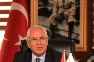 Bor&ccedil; y&uuml;z&uuml;nden makam aracını sattı