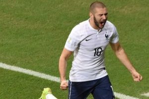 Benzema'nın gol&uuml; hakeme takıldı!