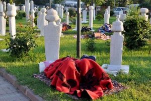 Edirne'de mezar taşını yastık yaptılar!