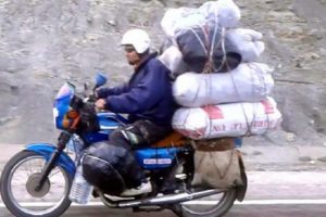 Motosikletteki 10 &ccedil;uval şaşkınlığı neden oldu