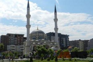 Kosova'nın en b&uuml;y&uuml;k camisine g&ouml;rkemli a&ccedil;ılış
