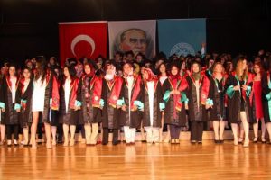 Uludağ &Uuml;niversitesi Hukuk Fak&uuml;ltesi'nde mezuniyet coşkusu