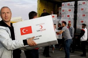 T&uuml;rk Kızılayı yardım tırları Sincar'da